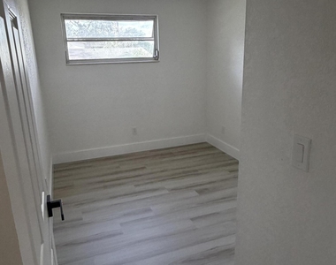 292 Mercury Drive - Photo Thumbnail 4
