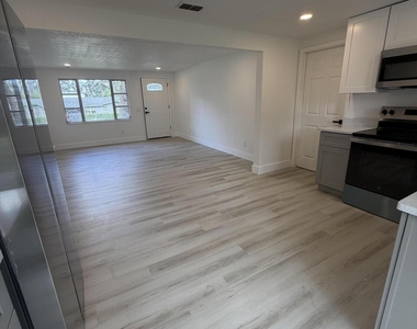 292 Mercury Drive - Photo Thumbnail 2