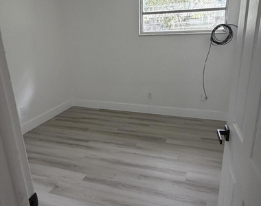 292 Mercury Drive - Photo Thumbnail 8