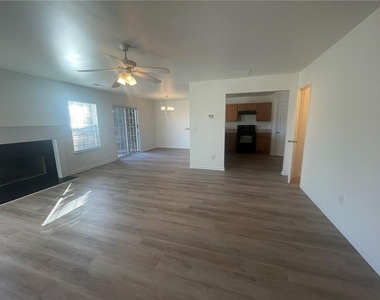 2350 Mayfair Drive - Photo Thumbnail 8