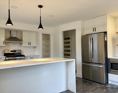 2538 W Arthur Avenue - Photo Thumbnail 3