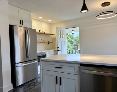2538 W Arthur Avenue - Photo Thumbnail 4