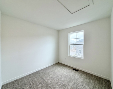 513 Yosemite Way - Photo Thumbnail 16