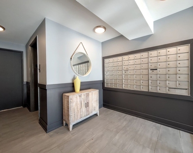 530 W Surf Street - Photo Thumbnail 2