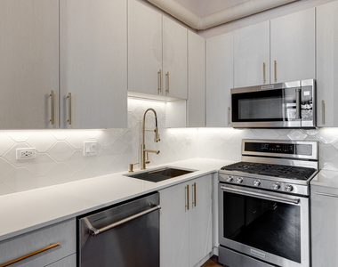 616 W Fulton Street - Photo Thumbnail 7