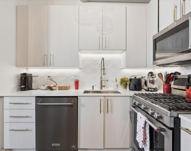 616 W Fulton Street - Photo Thumbnail 6