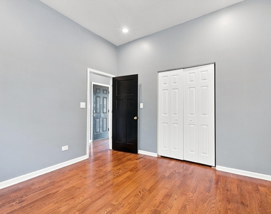 4834 S Prairie Avenue - Photo Thumbnail 9