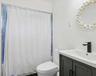644 W Hinsdale Avenue - Photo Thumbnail 7