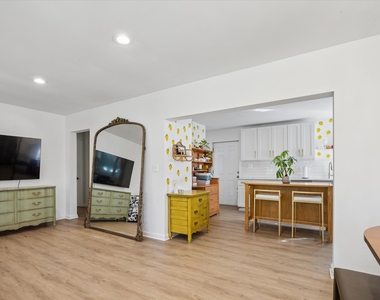 644 W Hinsdale Avenue - Photo Thumbnail 2