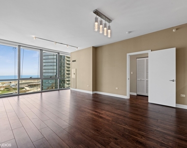 1201 S Prairie Avenue - Photo Thumbnail 2
