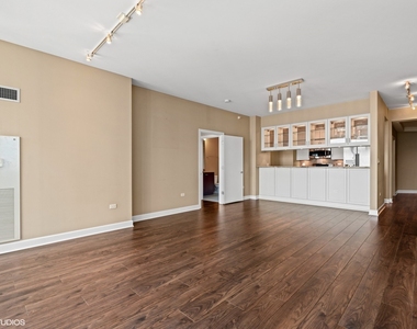 1201 S Prairie Avenue - Photo Thumbnail 6