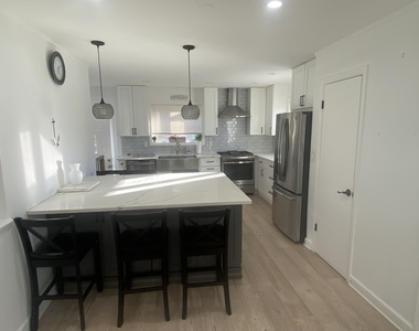 9105 Oleander Avenue - Photo Thumbnail 4