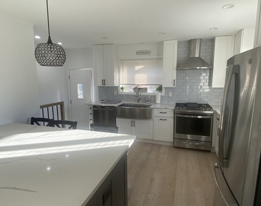 9105 Oleander Avenue - Photo Thumbnail 5