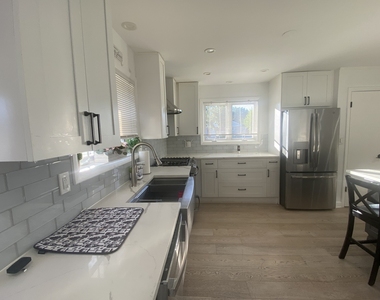 9105 Oleander Avenue - Photo Thumbnail 6