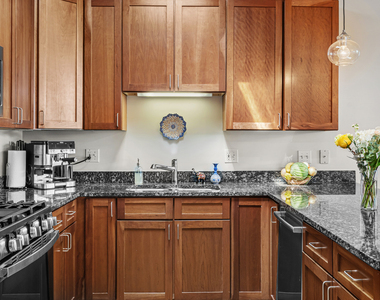 1109 W Belmont Avenue - Photo Thumbnail 9