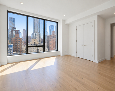 350 West 37th Street - Photo Thumbnail 2