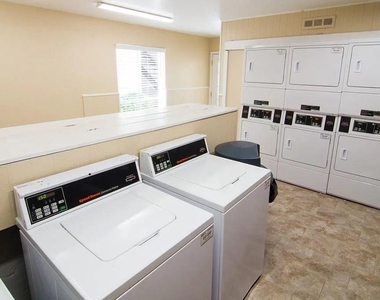 424 S Bender Avenue - Photo Thumbnail 9