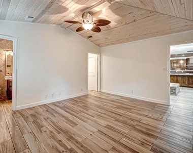 4026 Drummond Street - Photo Thumbnail 4