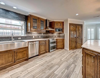 4026 Drummond Street - Photo Thumbnail 3