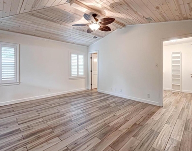 4026 Drummond Street - Photo Thumbnail 12