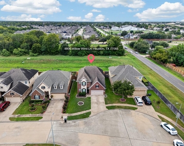 8806 Willow Wind Lane - Photo Thumbnail 4