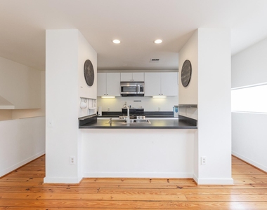 2714 Chenevert Street - Photo Thumbnail 16