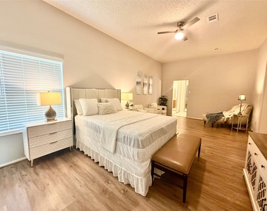4615 Leicester Way - Photo Thumbnail 12