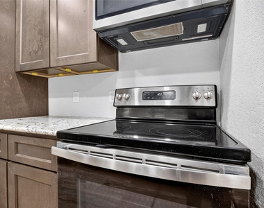 1516 Bay Area Boulevard - Photo Thumbnail 16