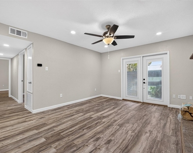 1516 Bay Area Boulevard - Photo Thumbnail 6