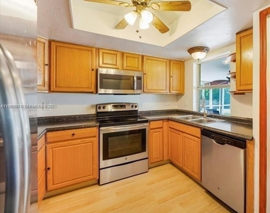915 Se 20th Street - Photo Thumbnail 6