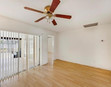 915 Se 20th Street - Photo Thumbnail 8