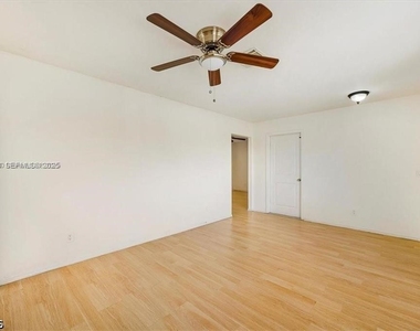 915 Se 20th Street - Photo Thumbnail 9