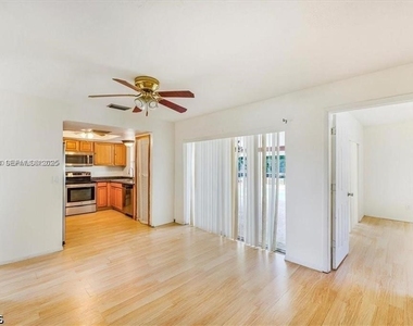 915 Se 20th Street - Photo Thumbnail 5