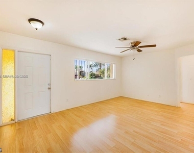 915 Se 20th Street - Photo Thumbnail 3
