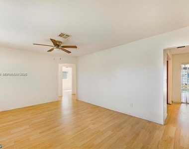 915 Se 20th Street - Photo Thumbnail 4
