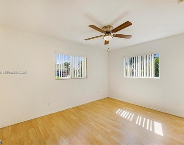915 Se 20th Street - Photo Thumbnail 12