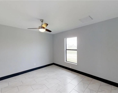 1315 Ne 8th Place - Photo Thumbnail 9