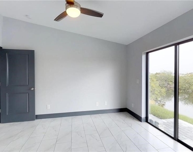 1315 Ne 8th Place - Photo Thumbnail 3