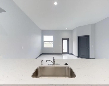 1315 Ne 8th Place - Photo Thumbnail 6