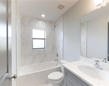 1315 Ne 8th Place - Photo Thumbnail 12