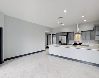 1315 Ne 8th Place - Photo Thumbnail 4