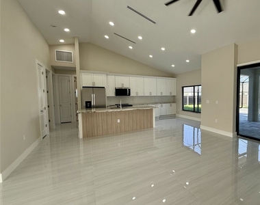 607 Nw 8th Terrace - Photo Thumbnail 4