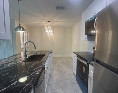 2875 Winkler Avenue - Photo Thumbnail 7