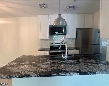 2875 Winkler Avenue - Photo Thumbnail 4
