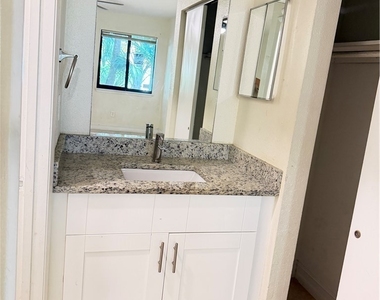 2875 Winkler Avenue - Photo Thumbnail 5