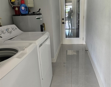 1300 Se 31st Terrace - Photo Thumbnail 1