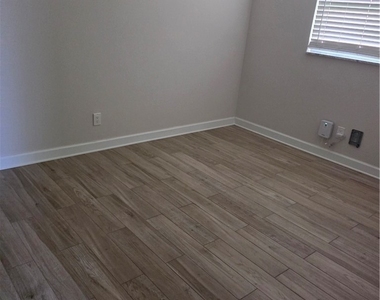 1300 Se 31st Terrace - Photo Thumbnail 15