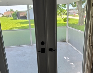 1300 Se 31st Terrace - Photo Thumbnail 4