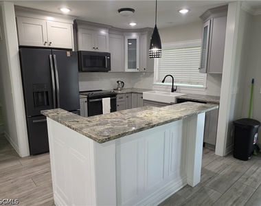 1300 Se 31st Terrace - Photo Thumbnail 13