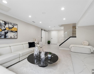 560 Van Emburgh - Photo Thumbnail 35